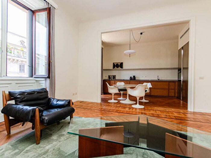 Appartamento trilocale in affitto in Via Leopoldo Cicognara, Plebisciti Susa, Milano