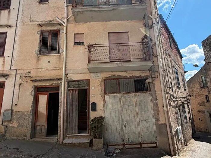 Casa con 10 locali in vendita in Chiusa Sclafani