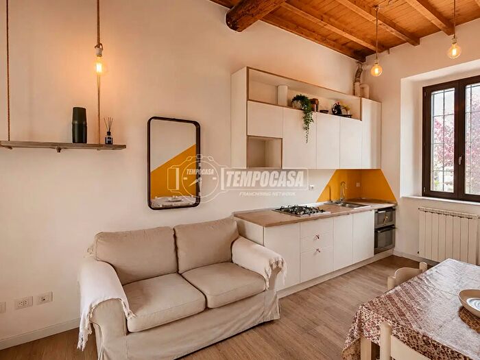Appartamento bilocale in vendita in Via Magenta, Lomagna