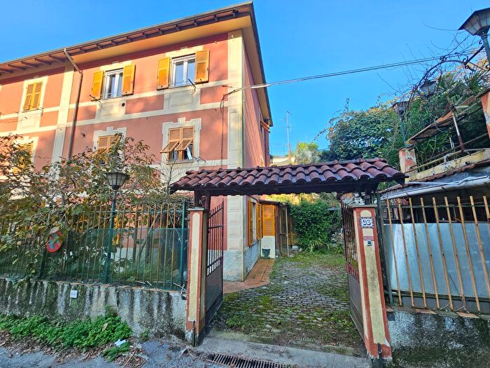 Appartamento con 5 locali in vendita in Via Campomorone, Genova
