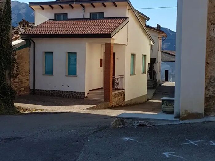 Casa quadrilocale in vendita in Bettola