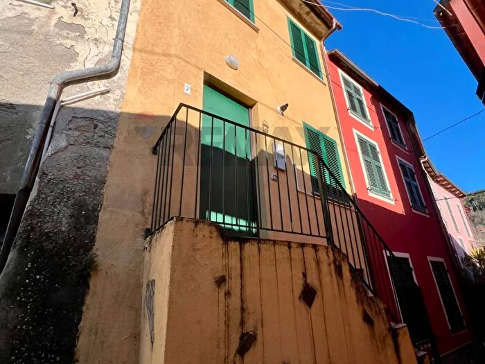 Casa quadrilocale in vendita in Via Cristoforo Colombo, Carrodano