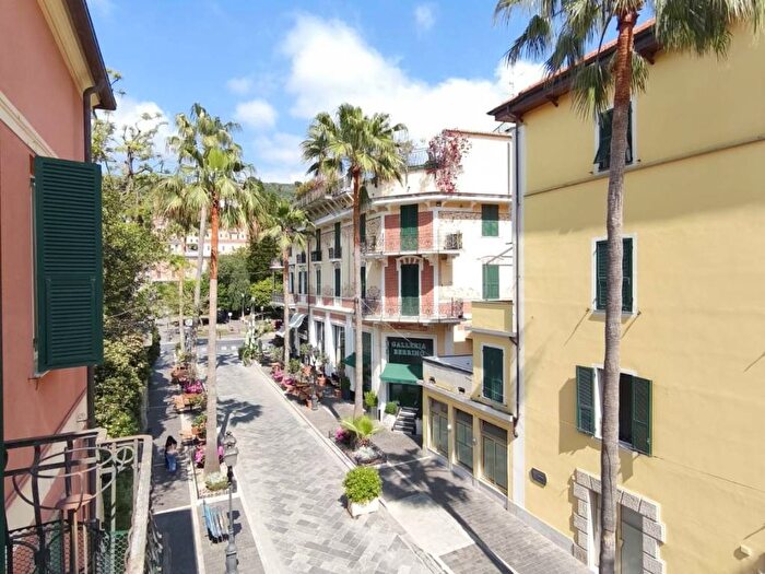 Appartamento trilocale in affitto in Via Camillo Benso di Cavour, Muretto di Alassio Stazione Corso Marconi, Alassio