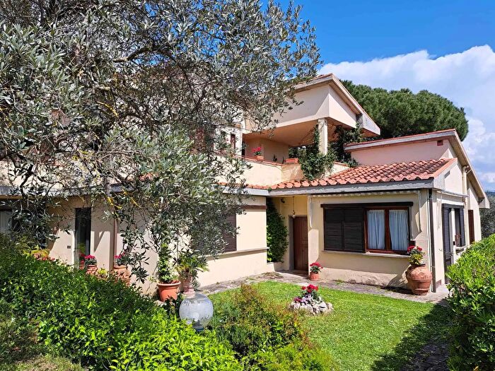 Appartamento con 5 locali in affitto in Firenze, Firenze