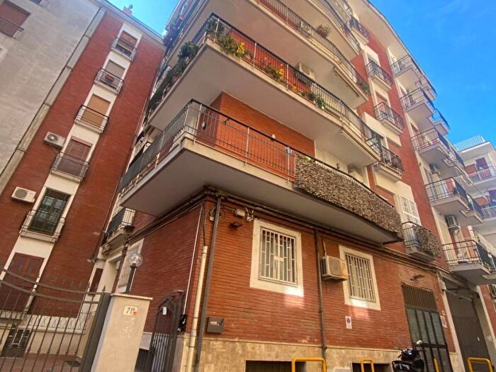 Appartamento trilocale in affitto in Via Carlo De Marco, San Carlo AllArena, Napoli