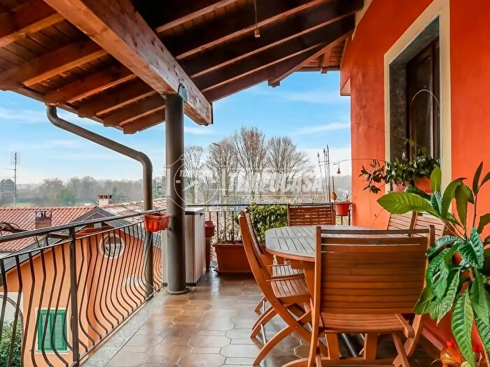 Appartamento quadrilocale in vendita in Via Campo Militare, Borgo Ticino