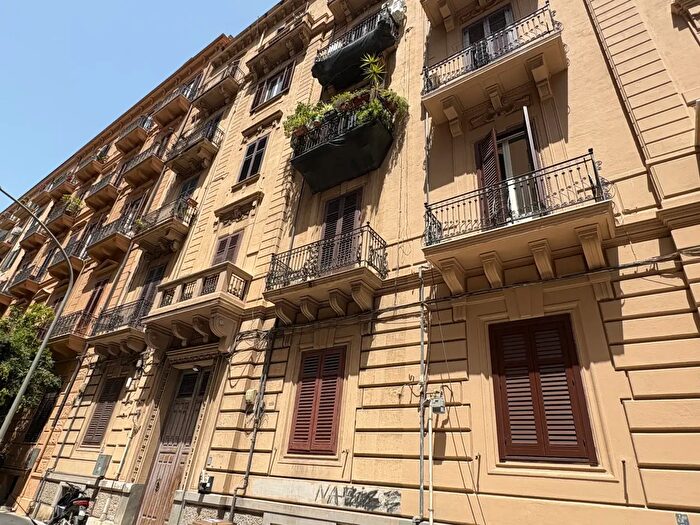 Appartamento con 6 locali in vendita in Via Houel, Palermo