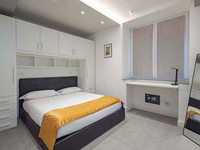 Appartamento trilocale in affitto in Via della Moscova, Turati, Milano