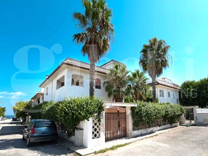 Casa con 8 locali in vendita in Lo Scoglio di Euridice, Giovinazzo