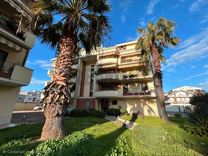 Appartamento quadrilocale in vendita in Via dei Marsi, Pescara