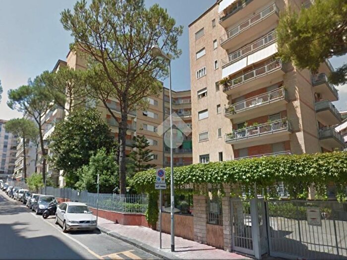 Appartamento trilocale in affitto in Viale Privato Farnese, Colli Aminei Capodimonte, Napoli