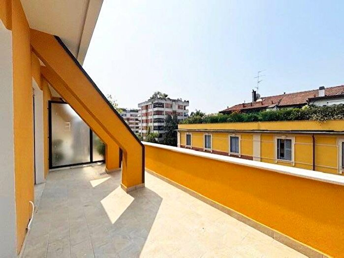 Appartamento trilocale in affitto in Via Andrea Maffei, Montenero, Milano