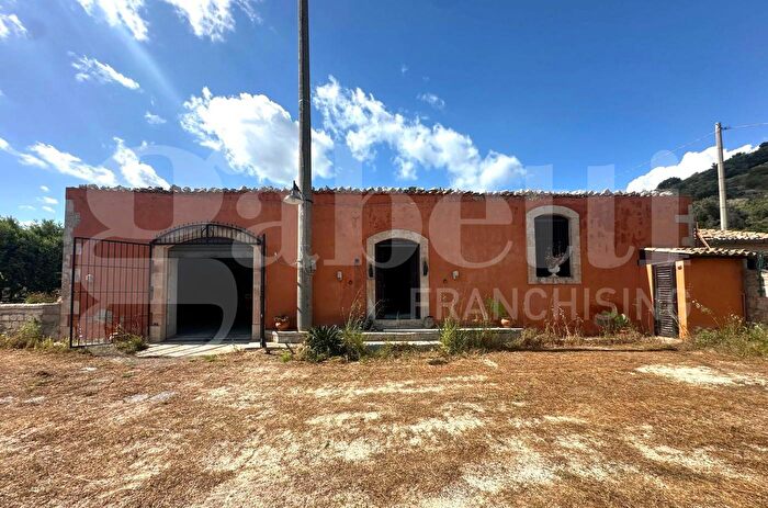 Casa quadrilocale in vendita in Contrada Petrara, Avola