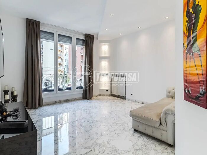 Appartamento trilocale in affitto in Via Alberto Caroncini, Milano