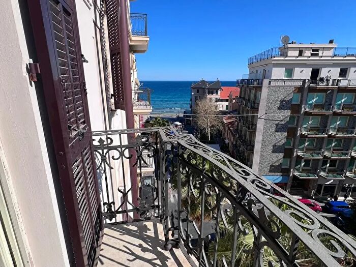 Appartamento con 9 locali in vendita in Viale Gibb, Alassio