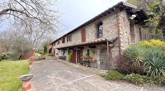 Casa con 7 locali in vendita in Terrigoli Vernio Unione dei Comuni Val di Bisenzio Prato Toscana Italia, Vernio