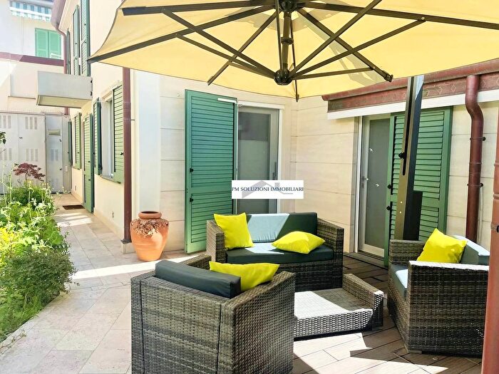 Casa con 6 locali in vendita in Forte Dei Marmi