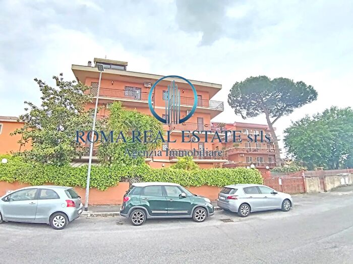 Appartamento trilocale in vendita in Via Ciro Marina, Roma