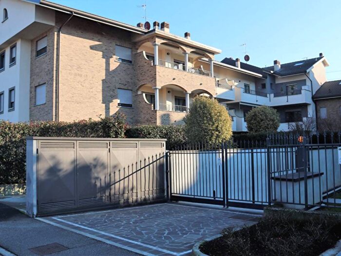 Appartamento trilocale in affitto in Via Binzago, Desio