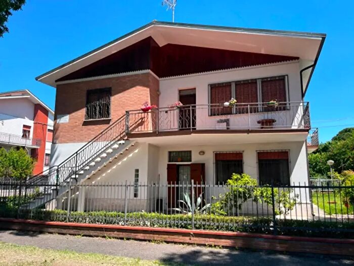 Casa con 6 locali in vendita in Ferrara