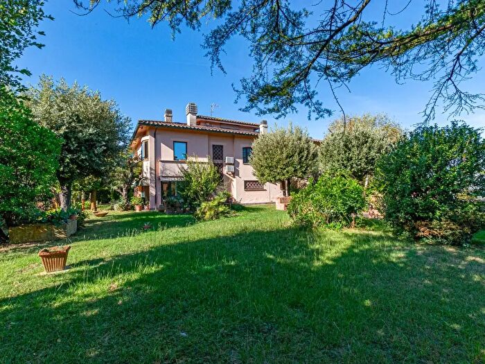 Casa con 12 locali in vendita in Pontedera