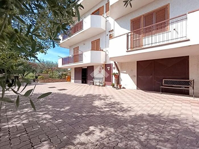 Casa con 10 locali in vendita in Contrada S Martino, Atri