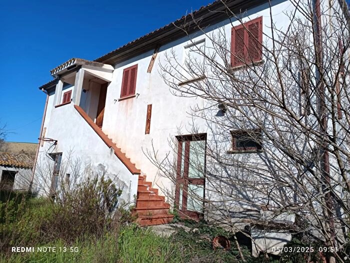 Casa con 11 locali in vendita in Via Gattuccio, Osimo