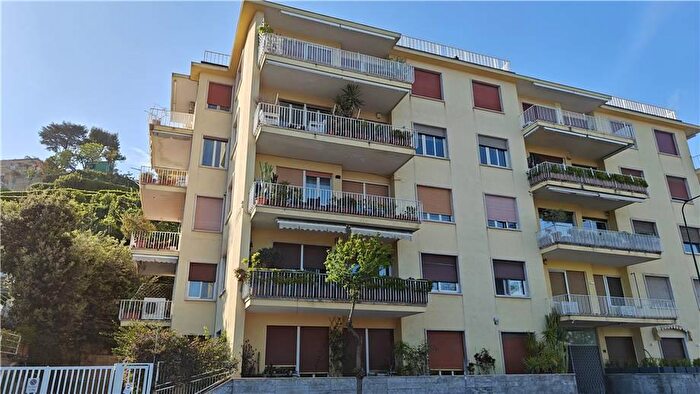 Appartamento con 7 locali in vendita in Via Petrarca, Napoli