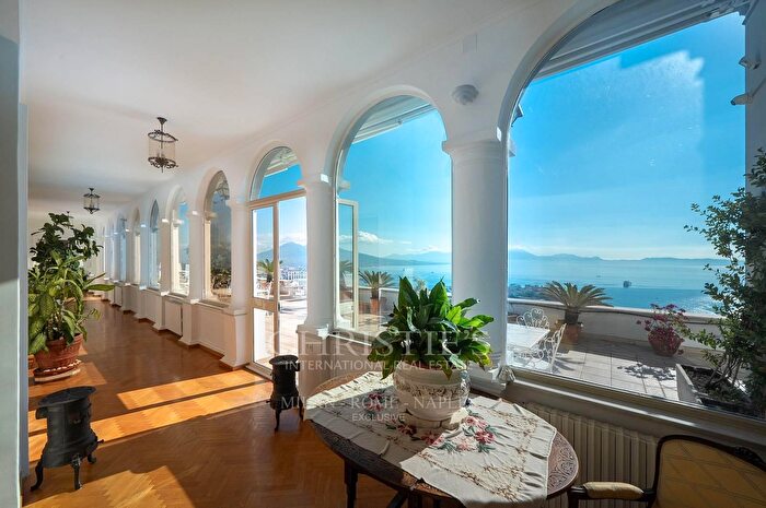 Appartamento con 6 locali in affitto in Via Luigia Sanfelice, Napoli