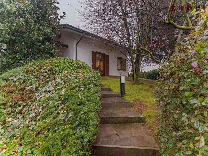 Casa con 5 locali in vendita in Via Volta, Ossona