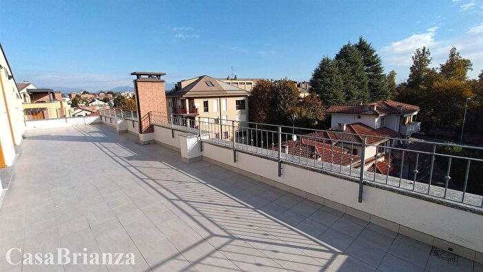 Appartamento con 5 locali in vendita in Biassono