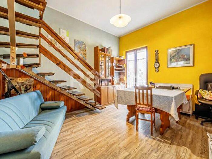 Appartamento con 6 locali in vendita in Via Sovramonte, Roma