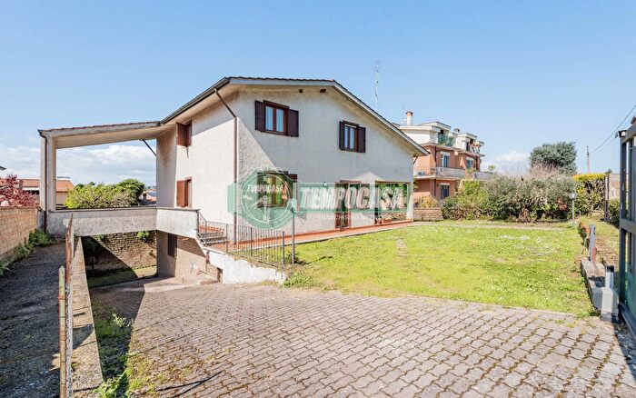 Casa con 7 locali in vendita in Via John Fitzgerald Kennedy, Anguillara Sabazia