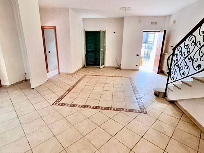 Casa con 5 locali in affitto in Via Ugo Foscolo, Cesa