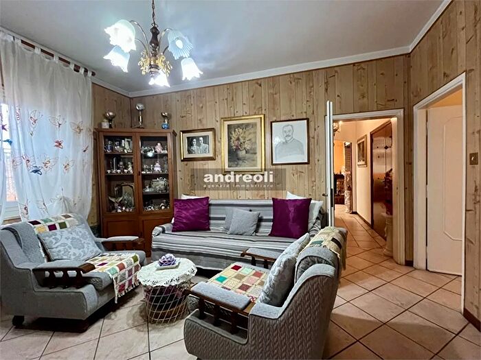 Appartamento con 10 locali in vendita in Jesi