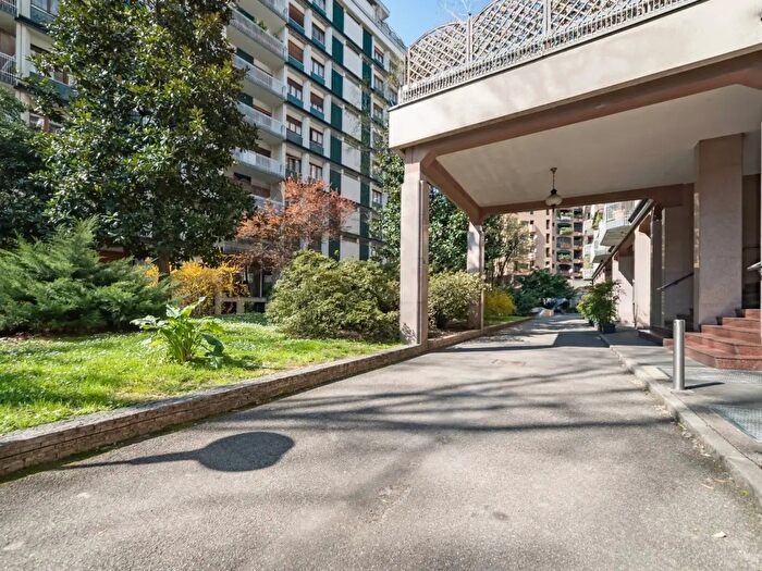 Appartamento con 6 locali in vendita in Via Giuseppe Frua a, Milano