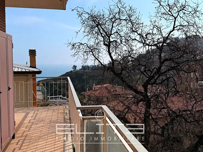 Appartamento con 8 locali in vendita in Via Raffaele della Pergola, Ancona