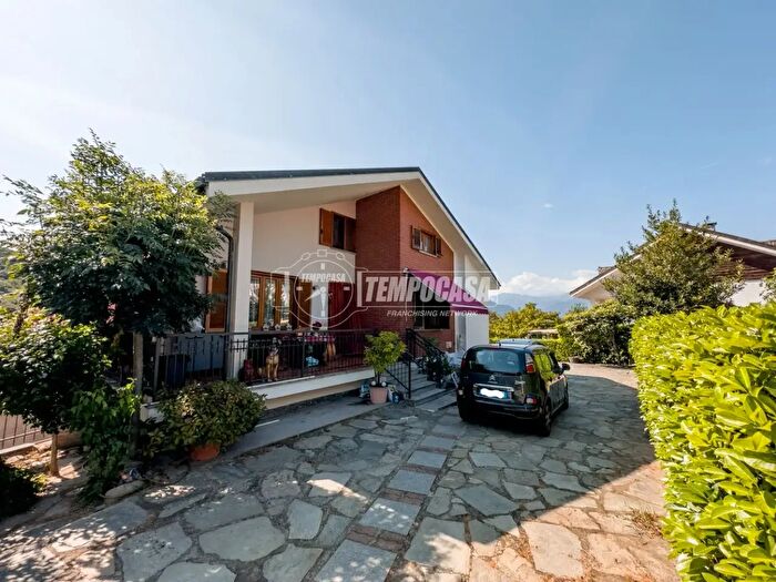 Casa con 6 locali in vendita in Via Marmolada, Trana
