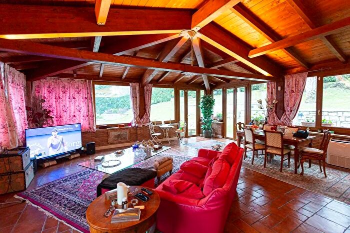 Casa con 8 locali in vendita in Ariccia