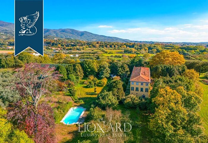 Casa con 15 locali in vendita in Lucca