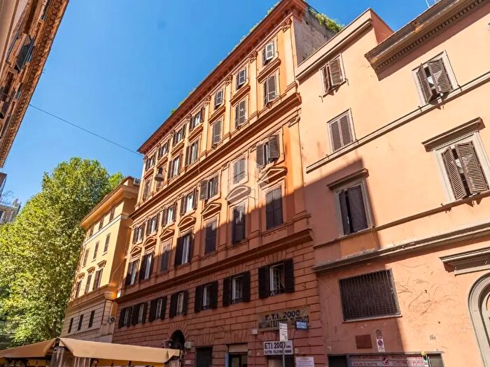 Appartamento trilocale in vendita in Via Alfieri, Roma