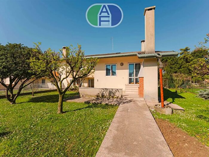 Casa con 8 locali in vendita in Via Friuli, Martellago
