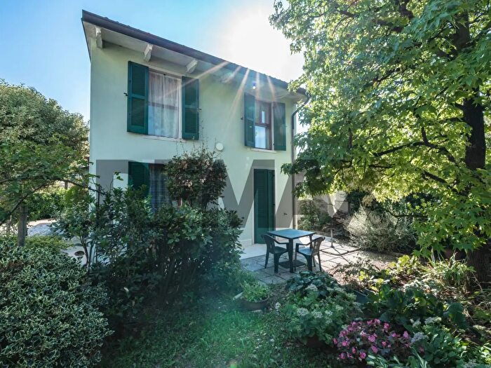 Casa con 11 locali in vendita in Castelnuovo Del Garda