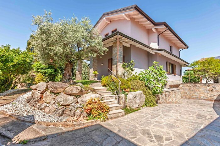 Casa con 10 locali in vendita in Via Don Minzoni, Bellinzago Novarese