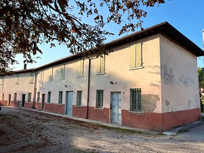 Appartamento con 20 locali in vendita in Goito