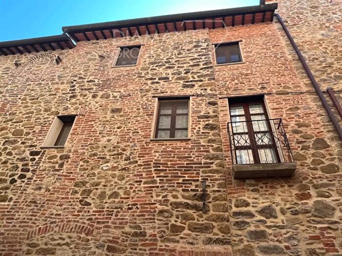 Casa con 10 locali in vendita in Paciano