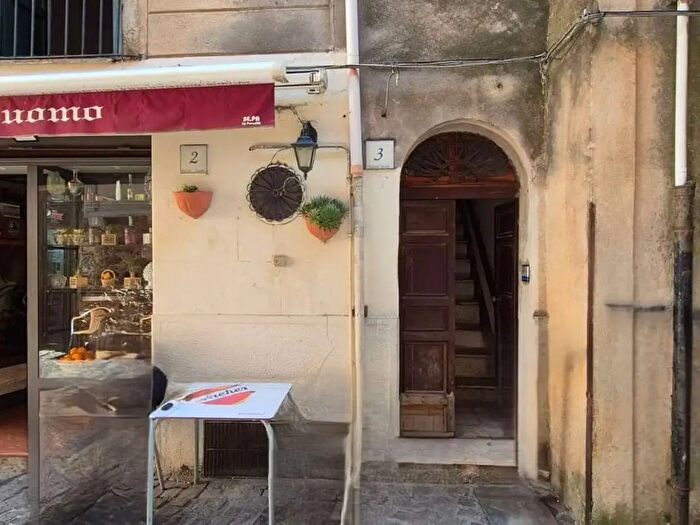 Appartamento trilocale in vendita in Piazza Duomo, Pollina