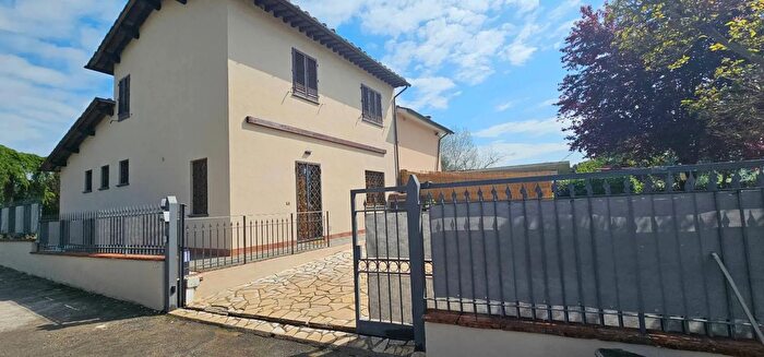Casa con 6 locali in vendita in Via Novembre Altopascio, Altopascio
