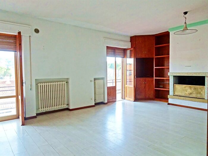 Appartamento con 6 locali in vendita in Via del Colombaio, Poggibonsi