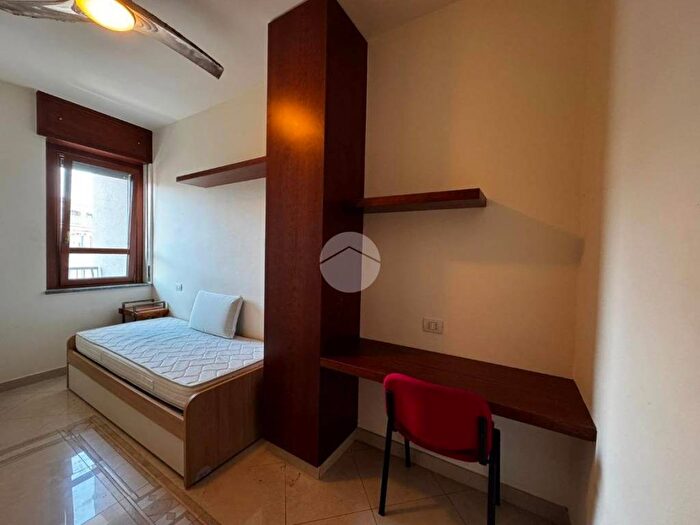 Appartamento trilocale in affitto in Via Filippo Brunelleschi, Giambellino, Milano